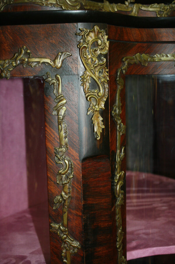Vitrine mouvementée de style Louis XV en marqueterie avec ornement de bronze – Image 8