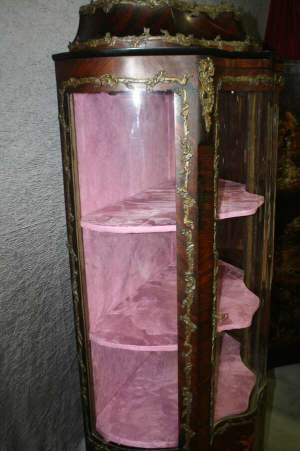 Vitrine mouvementée de style Louis XV en marqueterie avec ornement de bronze – Image 2