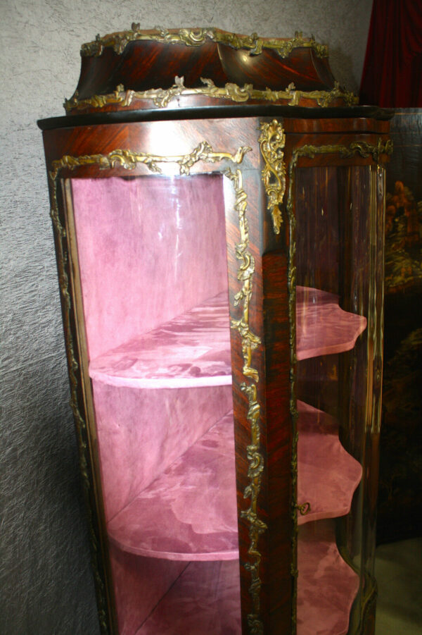 Vitrine mouvementée de style Louis XV en marqueterie avec ornement de bronze – Image 6