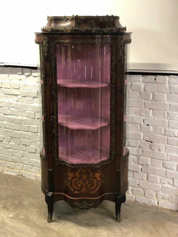 Vitrine mouvementée de style Louis XV en marqueterie avec ornement de bronze