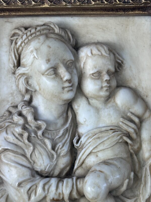 Tableau en poudre de marbre Femme à l'enfant – Image 2