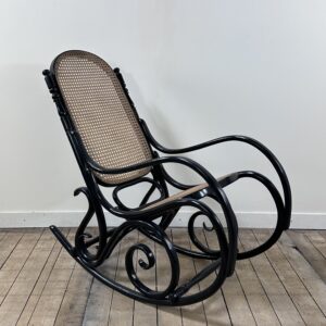 Rocking chair en bois courbé noirci et cannage années 1900