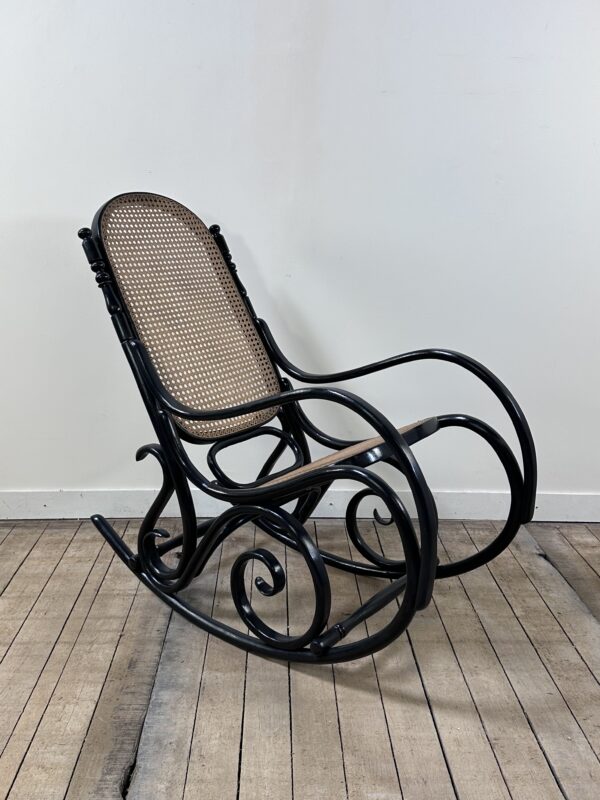 Rocking chair en bois courbé noirci et cannage années 1900