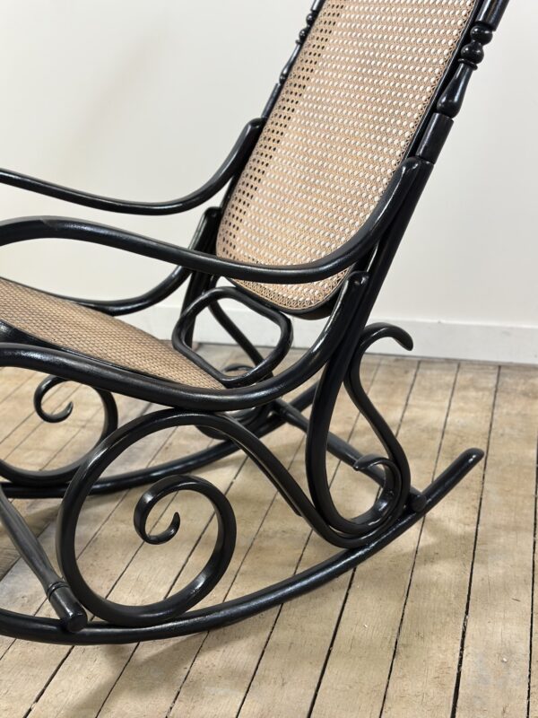 Rocking chair en bois courbé noirci et cannage années 1900 – Image 4