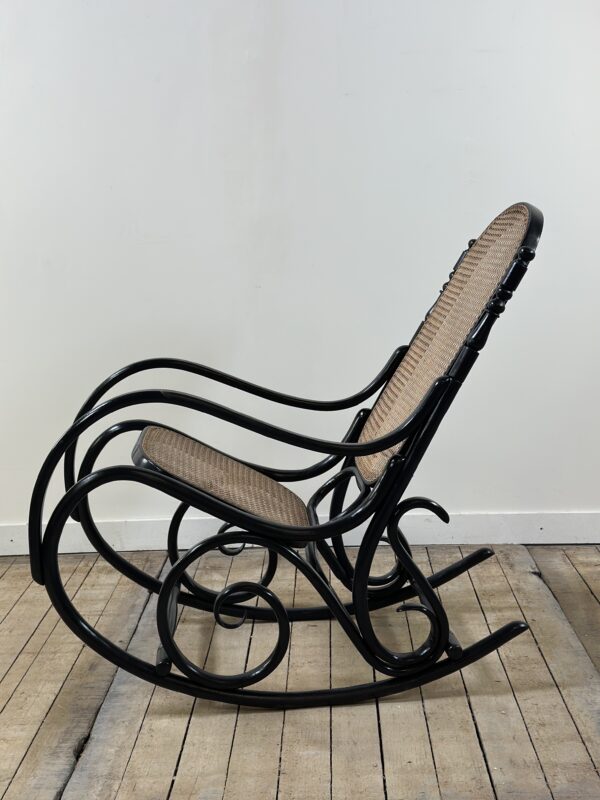 Rocking chair en bois courbé noirci et cannage années 1900 – Image 6