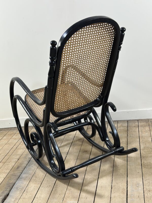 Rocking chair en bois courbé noirci et cannage années 1900 – Image 7