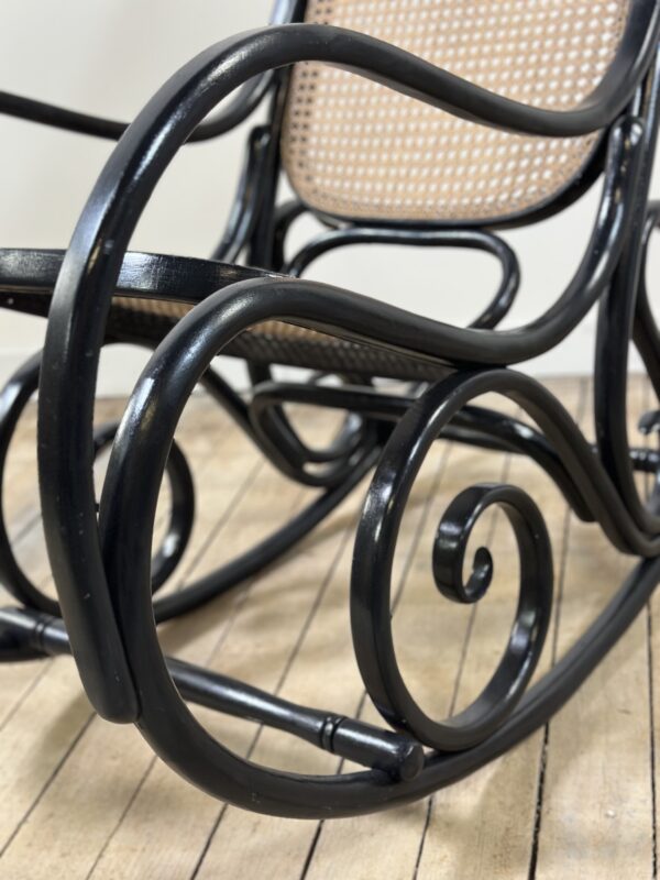Rocking chair en bois courbé noirci et cannage années 1900 – Image 9