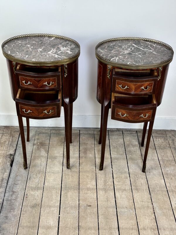 Chevets (la paire) de style Louis XV en marqueterie et bronze – Image 10