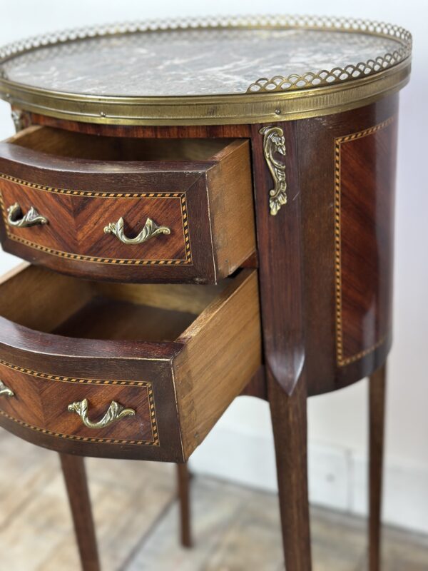 Chevets (la paire) de style Louis XV en marqueterie et bronze – Image 2