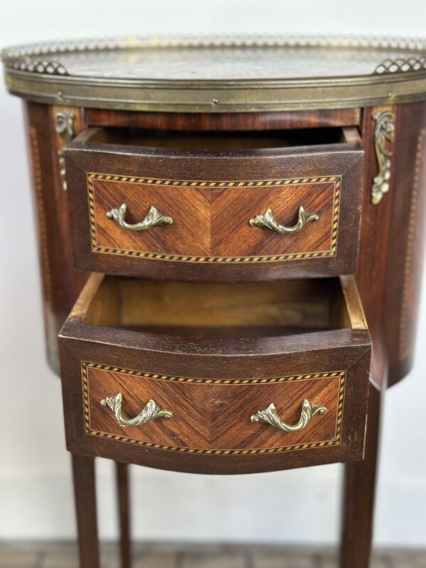 Chevets (la paire) de style Louis XV en marqueterie et bronze – Image 11