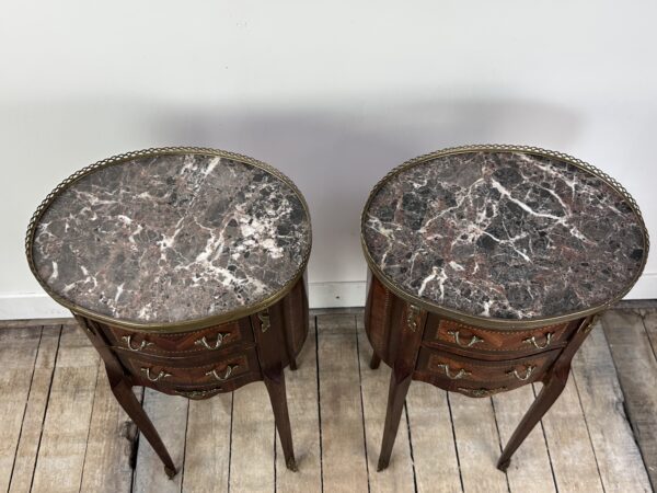 Chevets (la paire) de style Louis XV en marqueterie et bronze – Image 4
