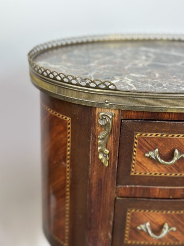 Chevets (la paire) de style Louis XV en marqueterie et bronze – Image 3