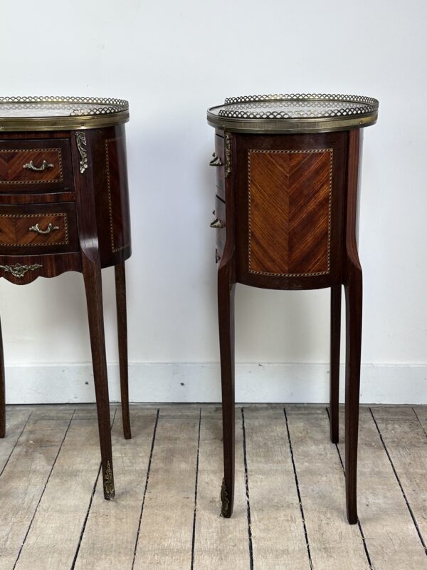 Chevets (la paire) de style Louis XV en marqueterie et bronze – Image 8