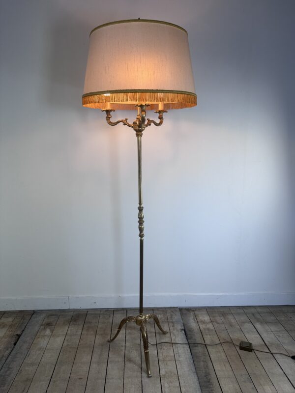 Lampadaire de style Louis XV en laiton doré