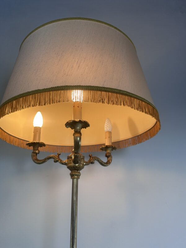 Lampadaire de style Louis XV en laiton doré – Image 9