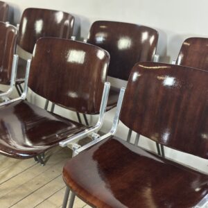 Alternative view of Chaises (série de 8) en bois et alu de Giancarlo Piretti par CASTELLI 1970