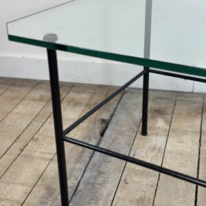 Alternative view of Table basse en métal et verre Gérard GUERMOMPREZ 1956