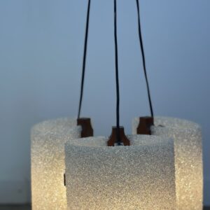 Alternative view of Lustre scandinave en teck et perspex vintage 1960