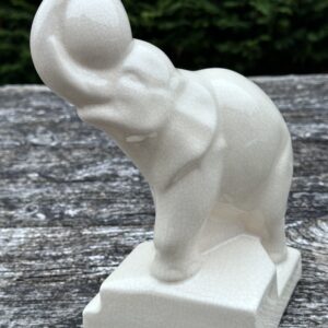 Eléphant jongleur en céramique craquelée