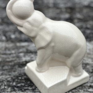 Alternative view of Eléphant jongleur en céramique craquelée