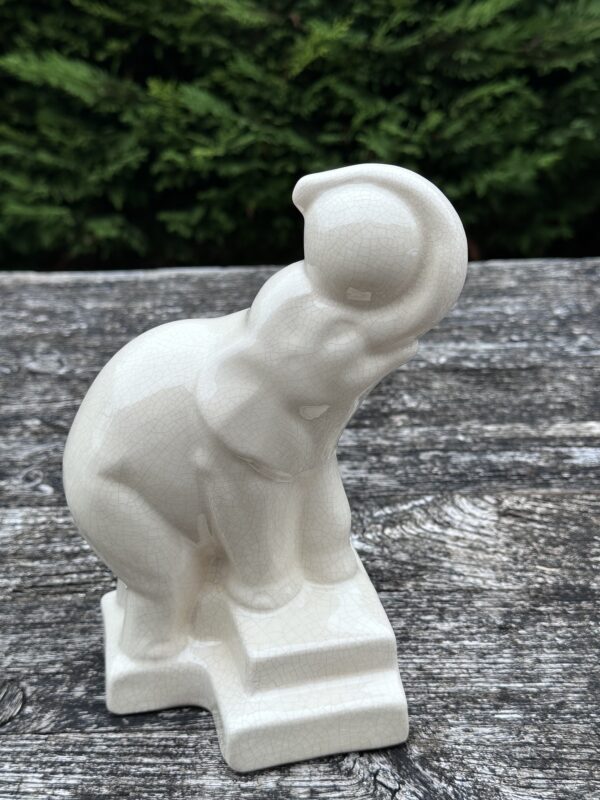 Eléphant jongleur en céramique craquelée – Image 5