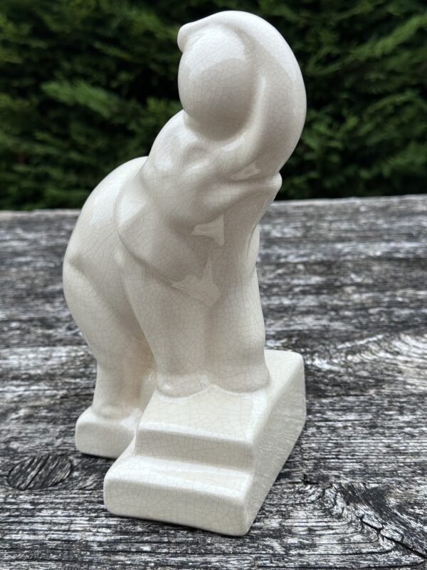 Eléphant jongleur en céramique craquelée – Image 6