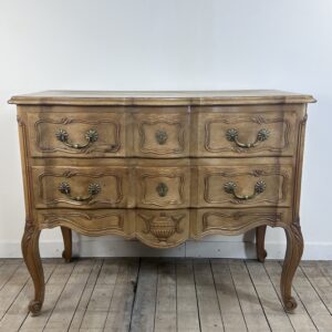 Commode de style Louis XV en bois sculpté