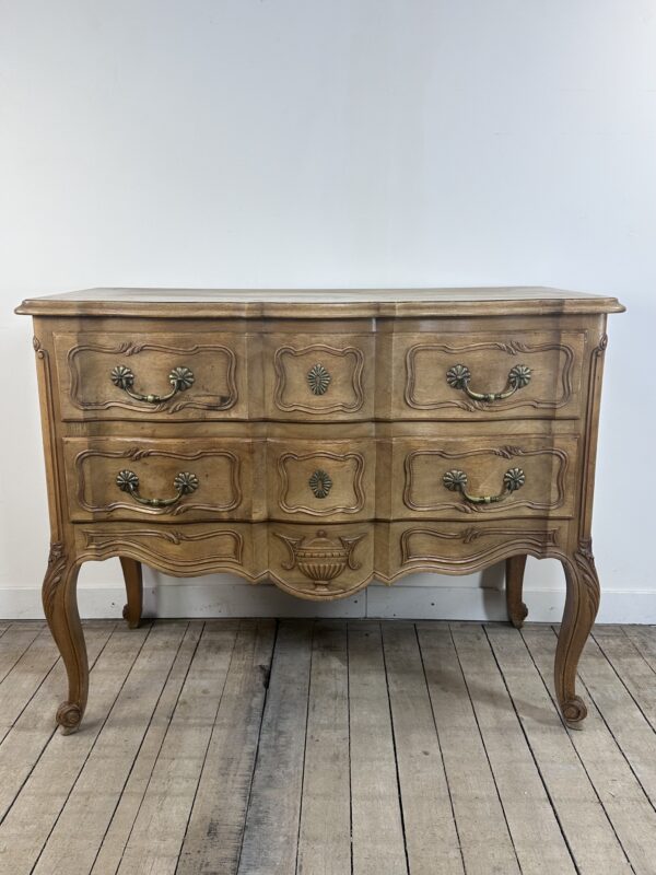 Commode de style Louis XV en bois sculpté