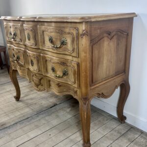 Alternative view of Commode de style Louis XV en bois sculpté