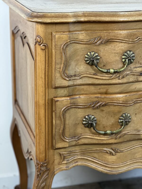 Commode de style Louis XV en bois sculpté – Image 3