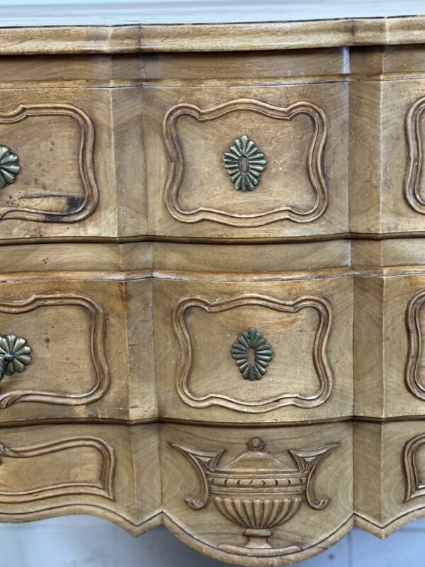 Commode de style Louis XV en bois sculpté – Image 6