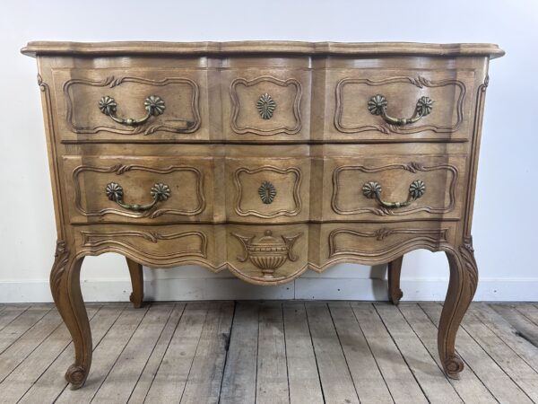 Commode de style Louis XV en bois sculpté – Image 11