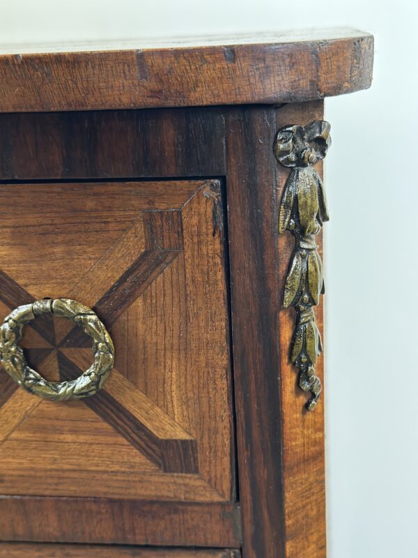 Chiffonnier /meuble de rangement de style Louis XV en marqueterie – Image 7