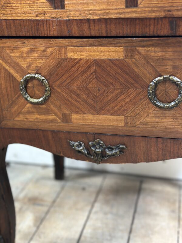 Chiffonnier /meuble de rangement de style Louis XV en marqueterie – Image 9