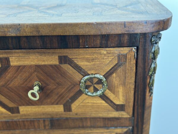 Chiffonnier /meuble de rangement de style Louis XV en marqueterie – Image 10