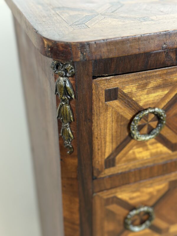 Chiffonnier /meuble de rangement de style Louis XV en marqueterie – Image 11