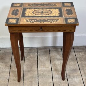 Table à rangement à musique en marqueterie