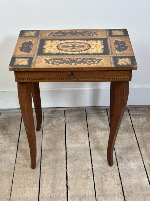 Table à rangement à musique en marqueterie