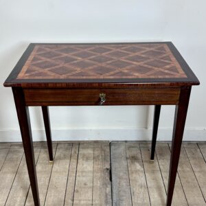 Table écritoire en marqueterie de cubes années 1900