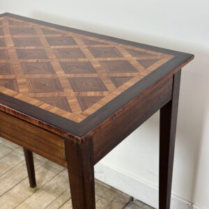 Alternative view of Table écritoire en marqueterie de cubes années 1900