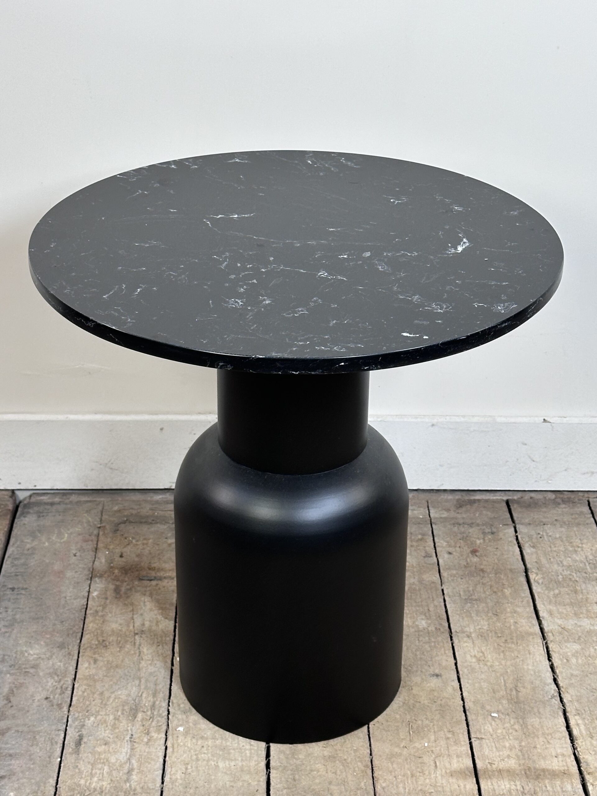 Table ronde d'appoint / bout de canapé en fer et marbre années 2000 – Image 5