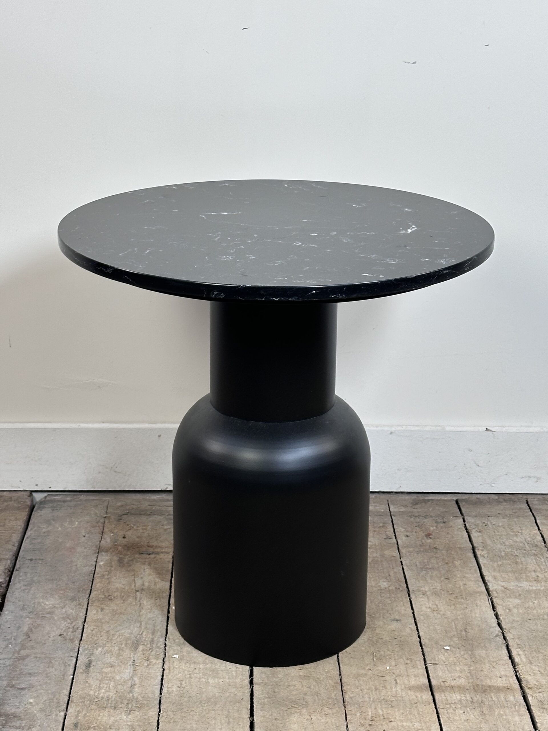 Table ronde d'appoint / bout de canapé en fer et marbre années 2000