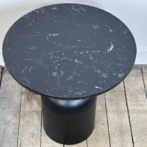 Alternative view of Table ronde d'appoint / bout de canapé en fer et marbre années 2000