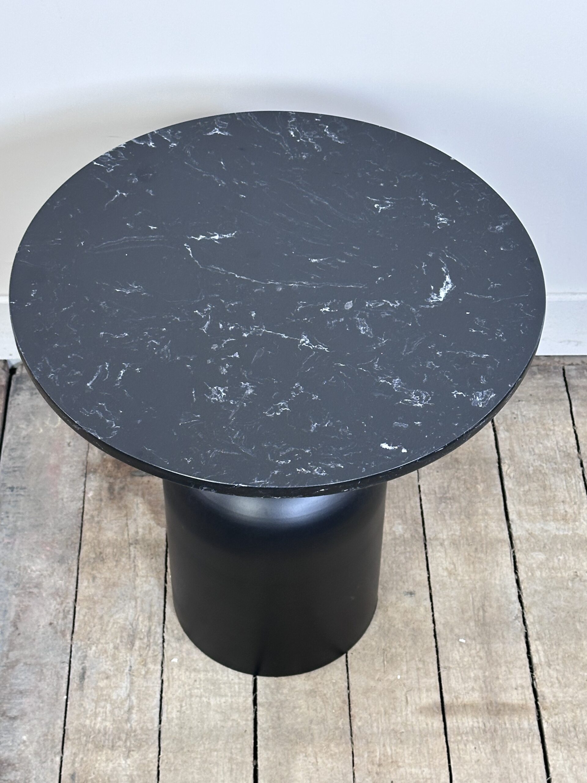 Table ronde d'appoint / bout de canapé en fer et marbre années 2000 – Image 2