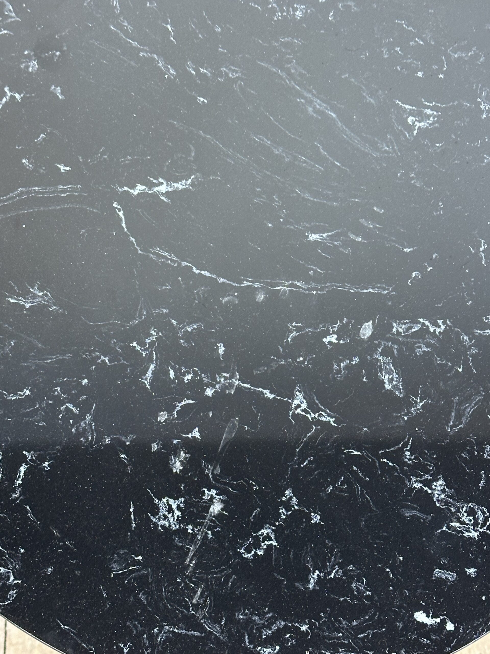 Table ronde d'appoint / bout de canapé en fer et marbre années 2000 – Image 3