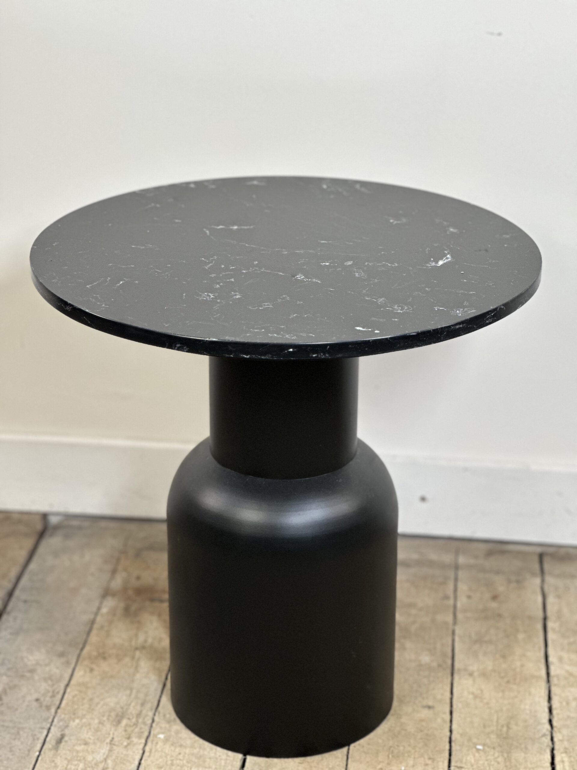 Table ronde d'appoint / bout de canapé en fer et marbre années 2000 – Image 4