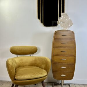 Alternative view of Fauteuil en velours jaune moutarde années 2010