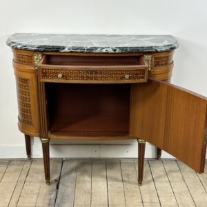 Alternative view of Commode demi lune de style Louis XVI