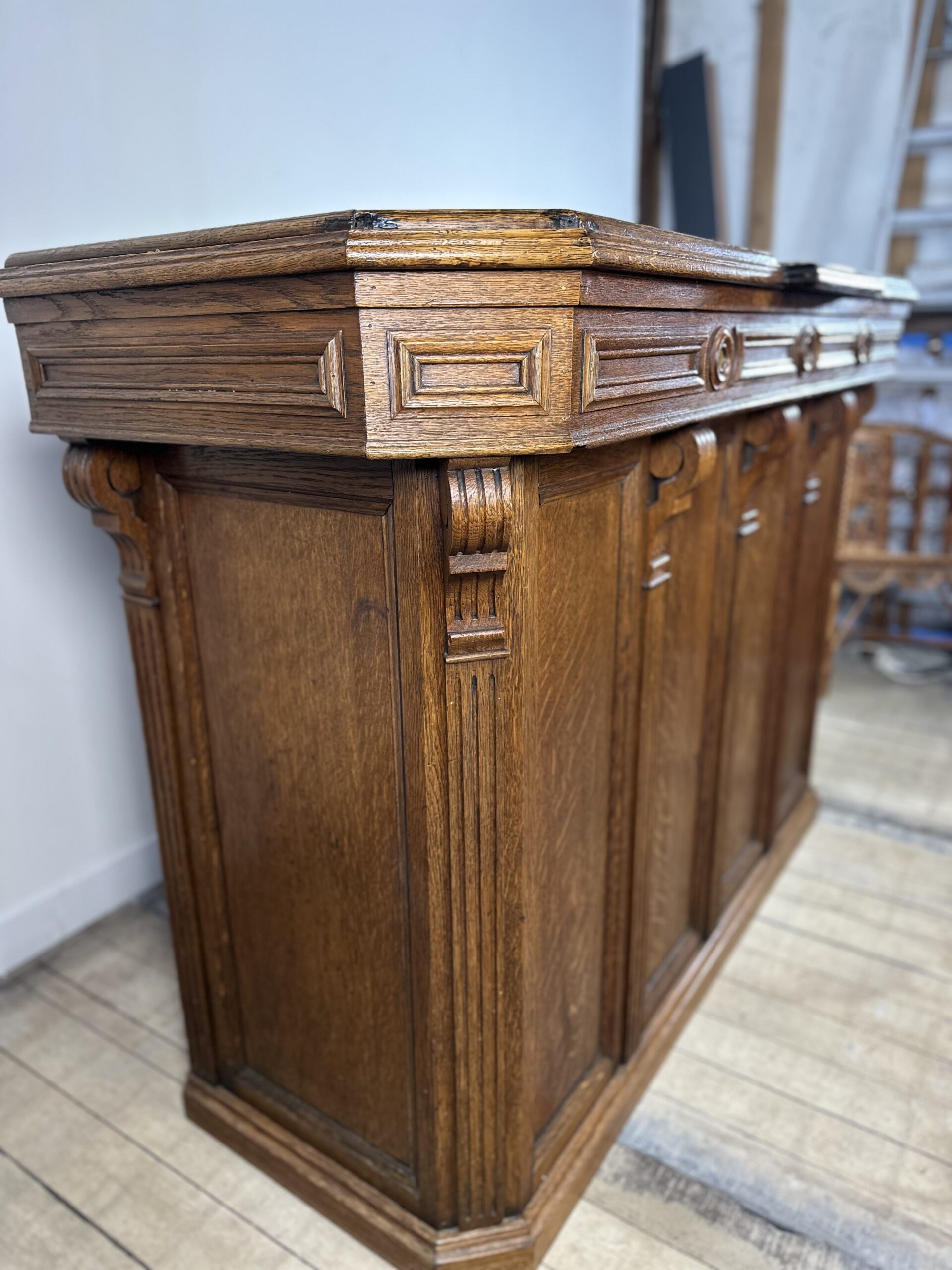 Bar comptoir d'acceuil en chêne massif fin XIXeme – Image 11