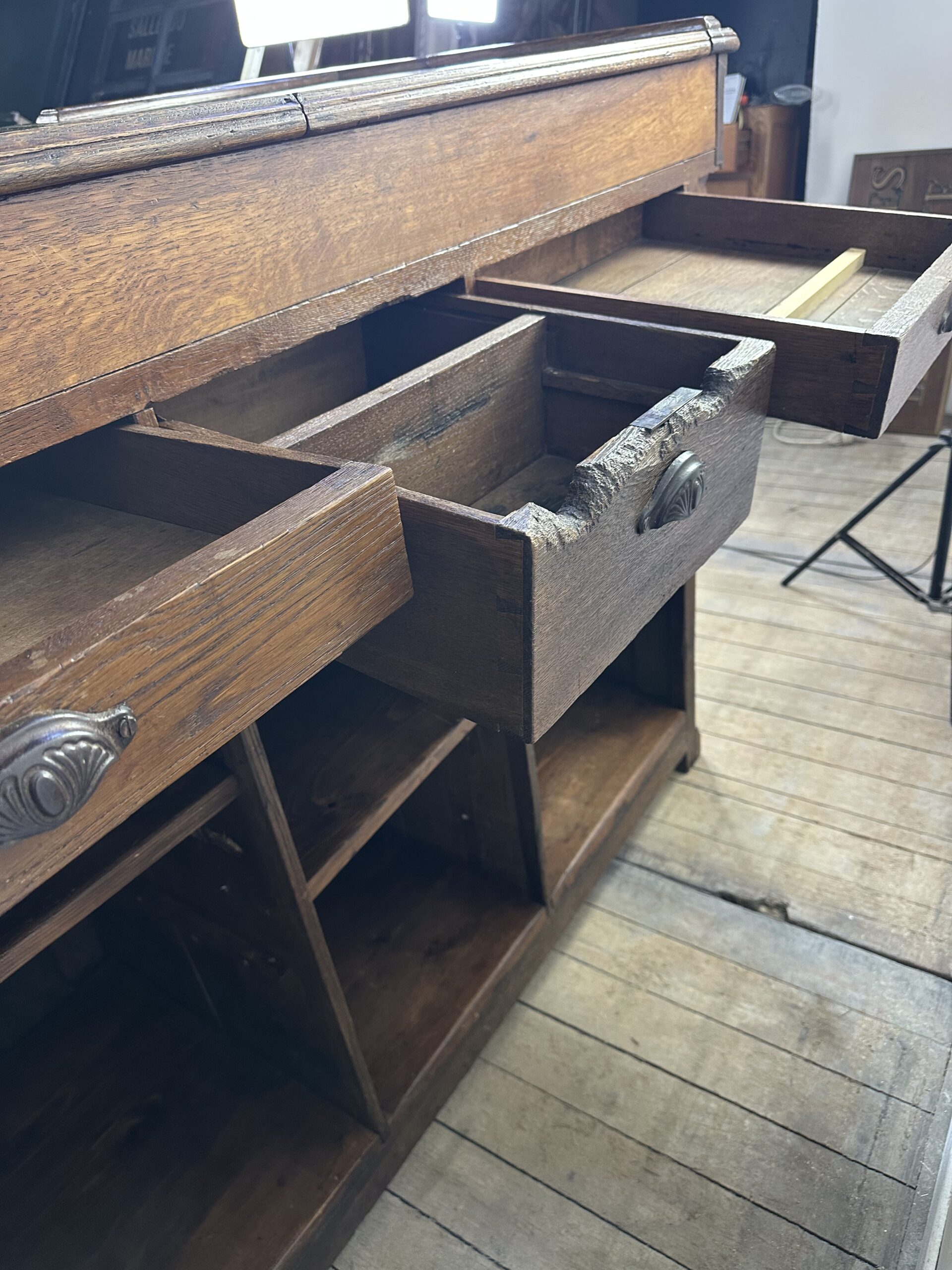 Bar comptoir d'acceuil en chêne massif fin XIXeme – Image 3